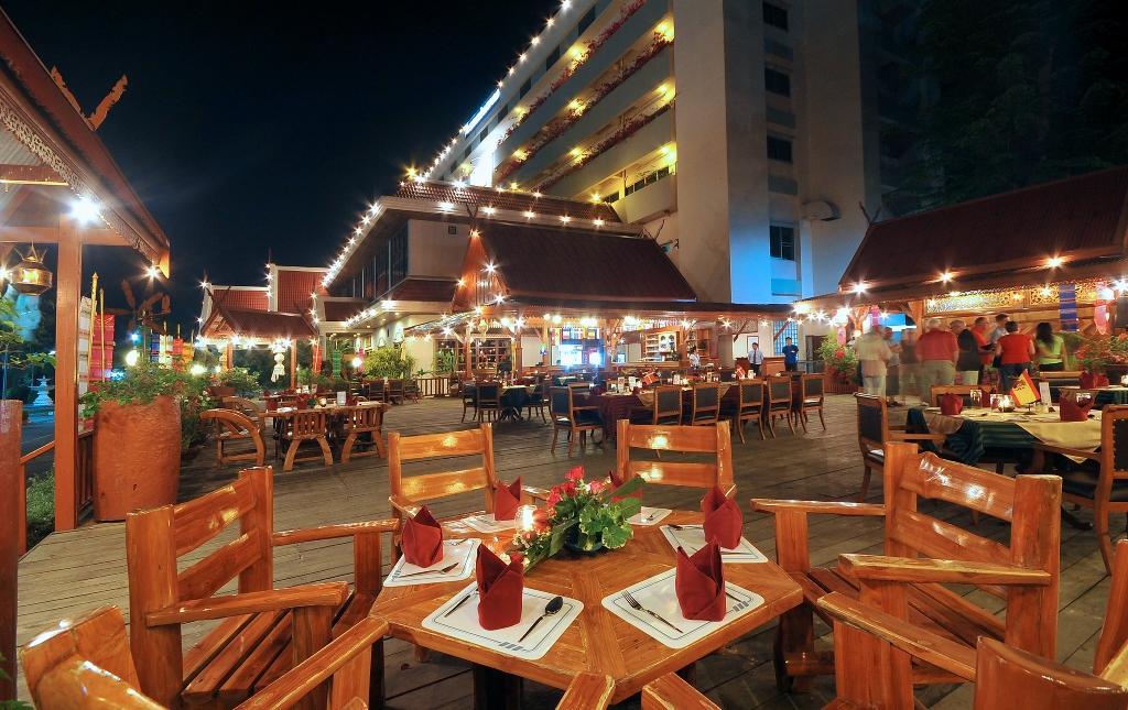 Maeyom Palace Hotel Phrae Exterior foto